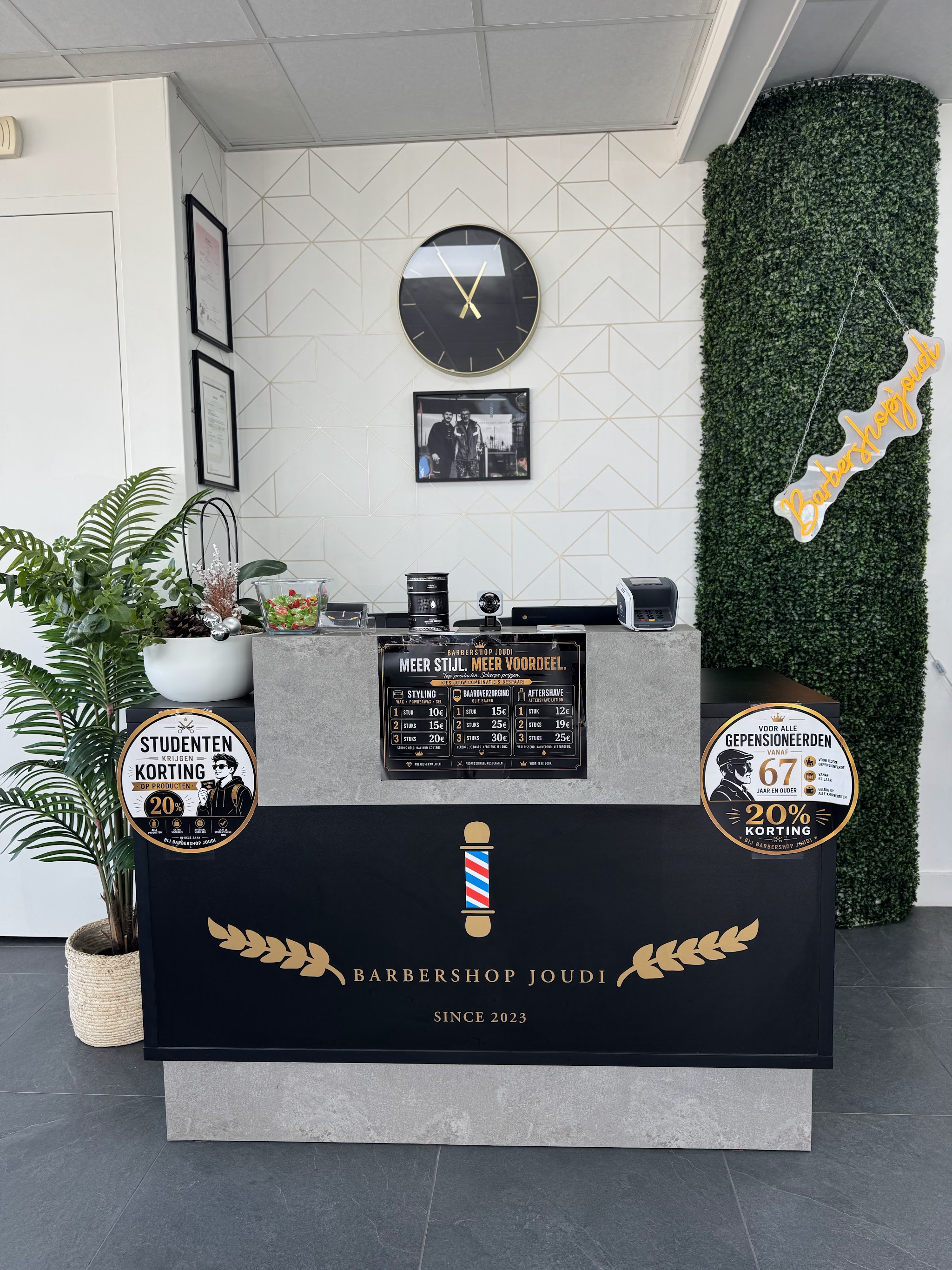 De balie van Barbershop Joudi met het logo, de productprijzen en de kortingen