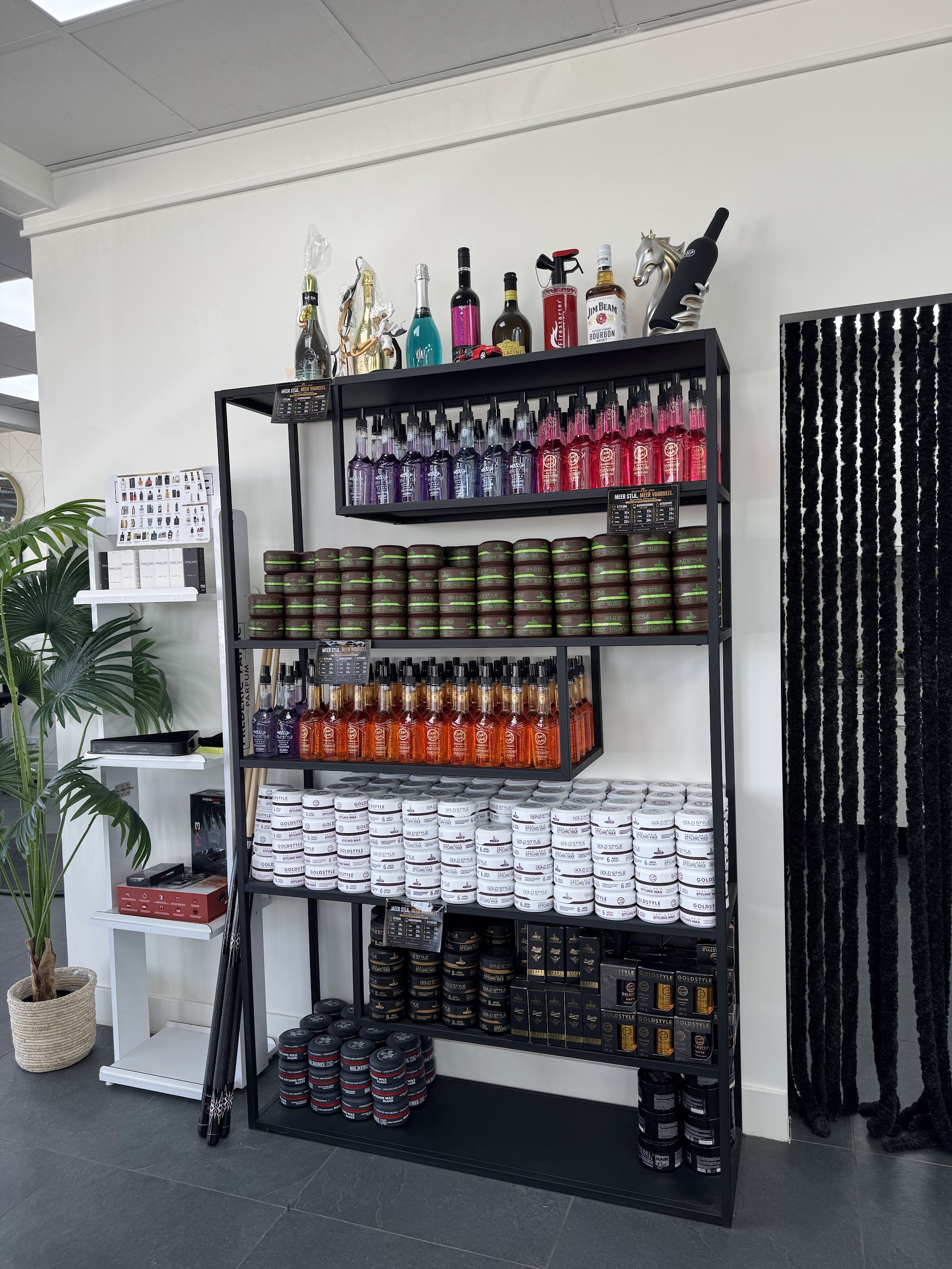 Schap met wax, sprays en baardproducten