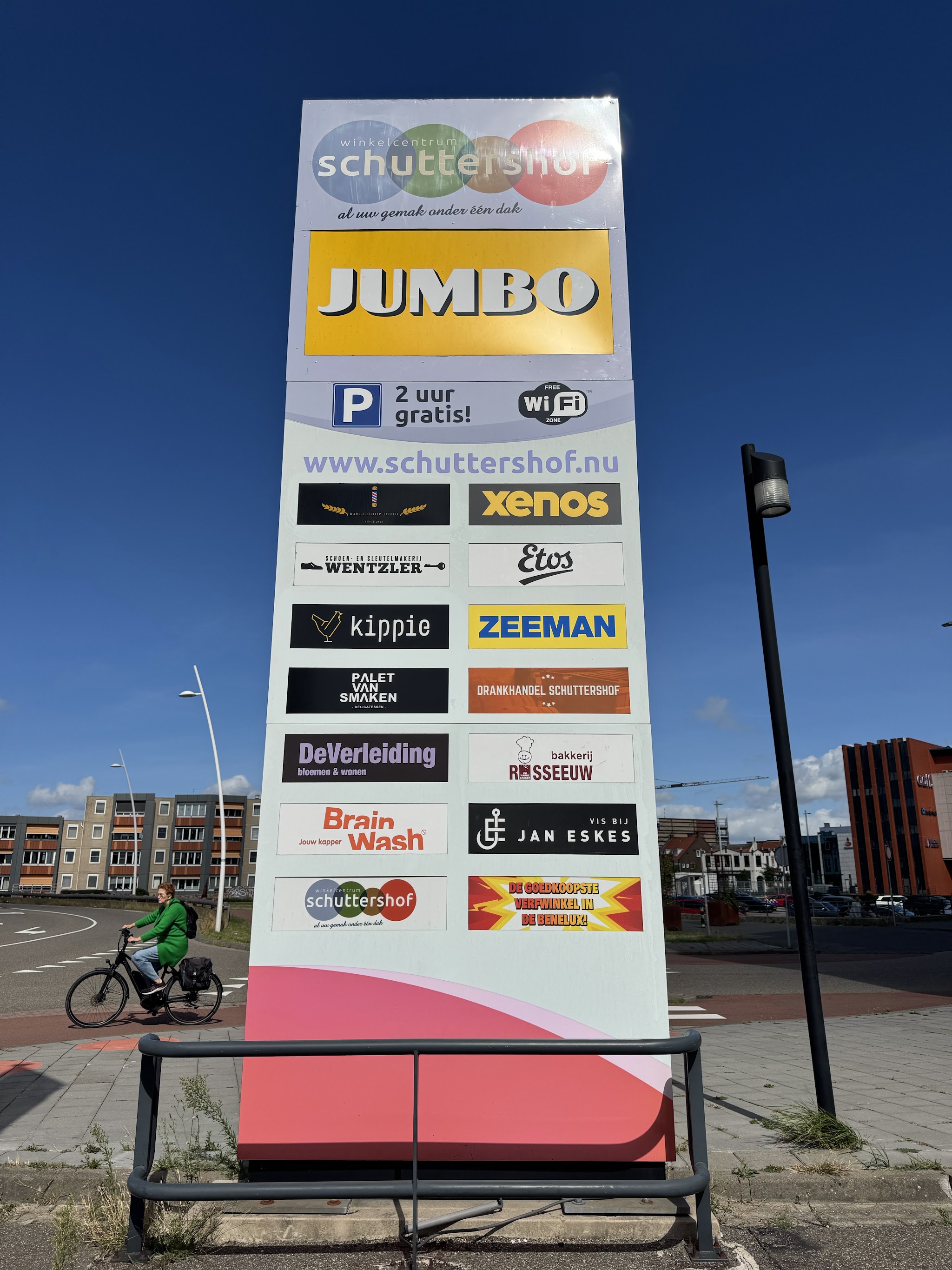 Het bord van winkelcentrum Schuttershof met 2 uur gratis parkeren