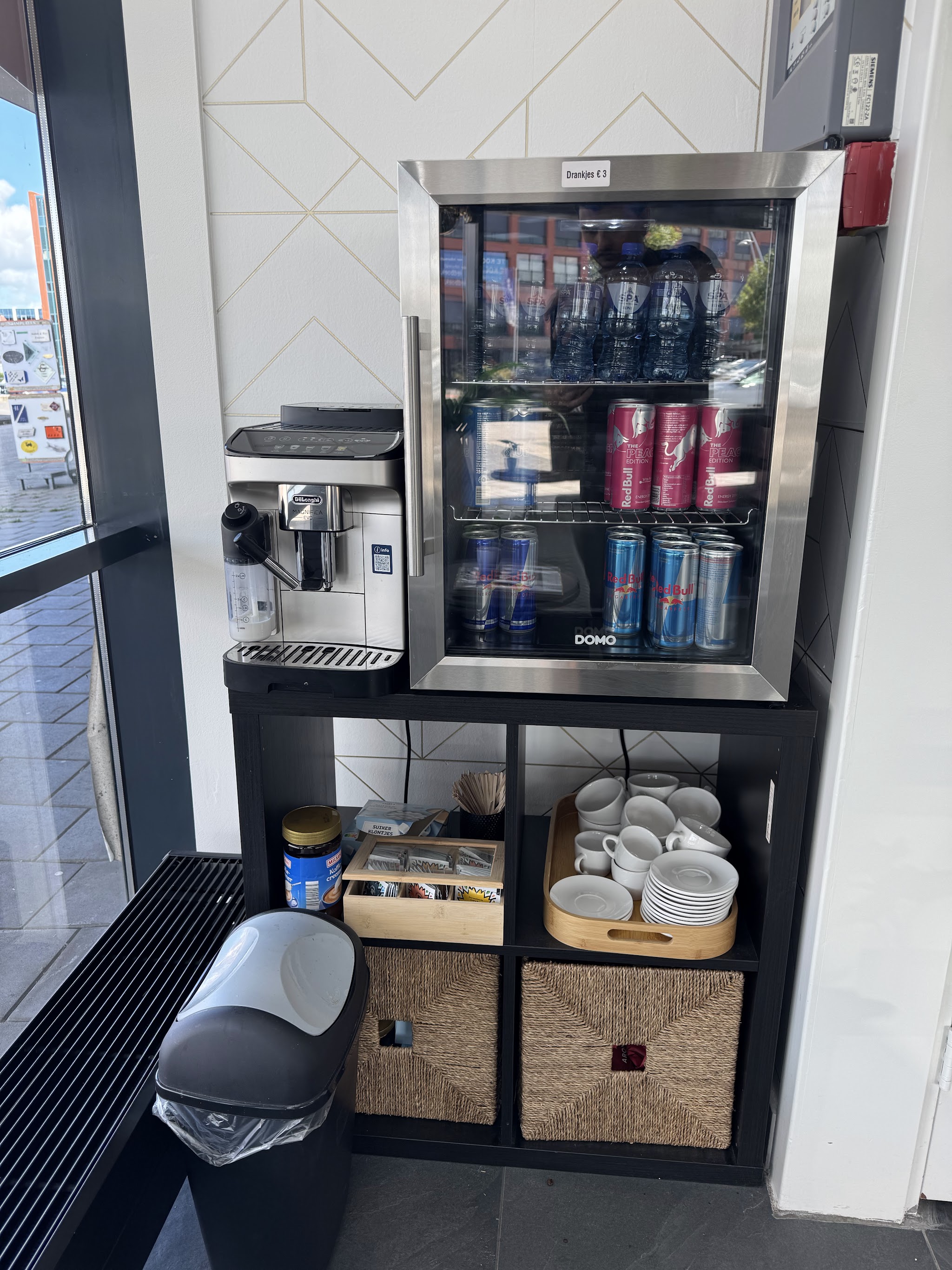 Koffiemachine en koelkast met drankjes in de zaak