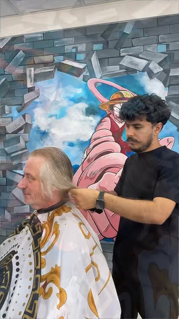Een klant wordt geknipt voor de muurschildering